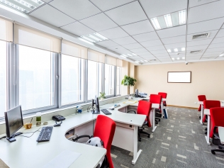 办公室如何设计装修出更宽敞的效果？