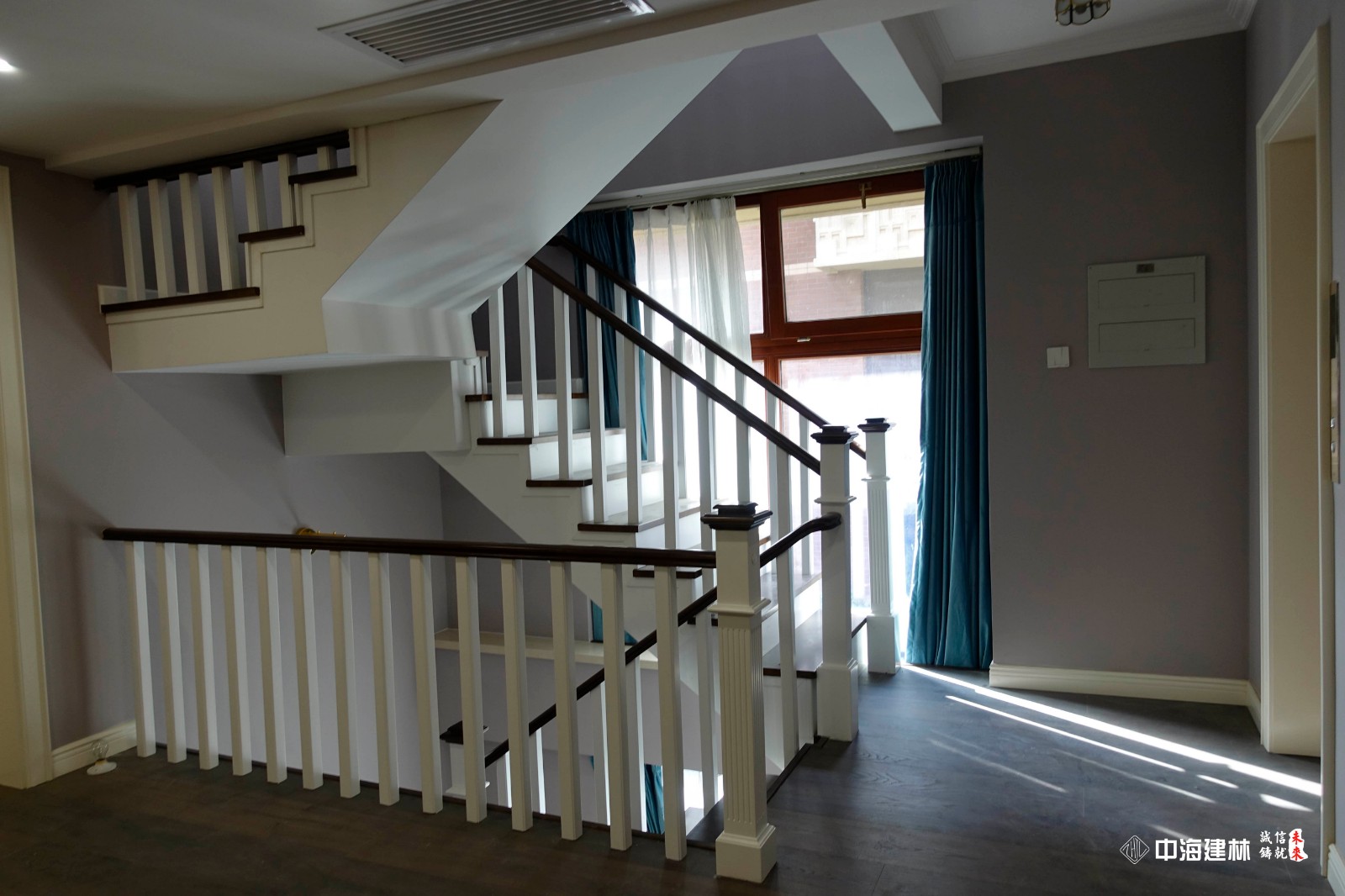 别墅装修设计施工400平米简欧风格装修实景案例-楼梯实景图